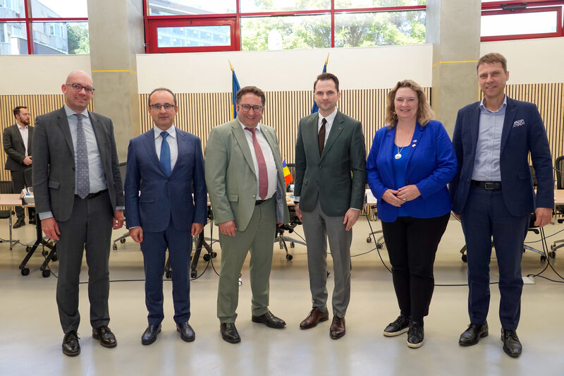 Bayerns Staatssekretär Tobias Gotthardt mit (v.l.n.r.) Sebastian Plate (Geschäftsträger Deutsche Botschaft), Cristian Busoi (Staatssekretär im rumänischen Energieministerium), Sebastian-Ioan Burduja (rumänischer Energieminister), Kerstin Schreyer (MdL) und Sebastian Metz (Bayerischer Repräsentant in Rumänien).
Foto: StMWi