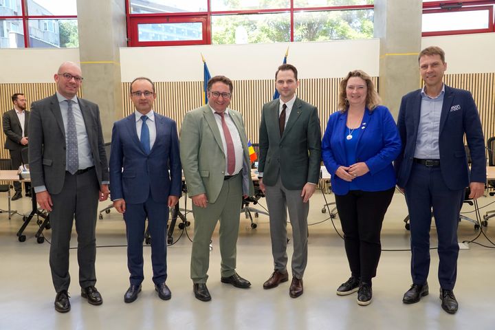 Bayerns Staatssekretär Tobias Gotthardt mit (v.l.n.r.) Sebastian Plate (Geschäftsträger Deutsche Botschaft), Cristian Busoi (Staatssekretär im rumänischen Energieministerium), Sebastian-Ioan Burduja (rumänischer Energieminister), Kerstin Schreyer (MdL) und Sebastian Metz (Bayerischer Repräsentant in Rumänien).
Foto: StMWi