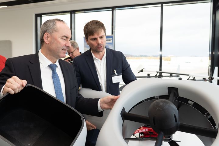 Bayerns Wirtschaftsminister Hubert Aiwanger analysierte bei einem Runden Tisch Verbesserungen für den zivilen Drohnenbetrieb und ließ sich die Drohnen vor Ort zeigen.
Foto: StMWi