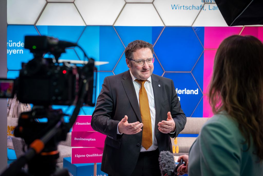 Bayerns Wirtschaftsstaatssekretär Tobias Gotthardt bei dem Messerundgang anlässlich der IHM 2026. 