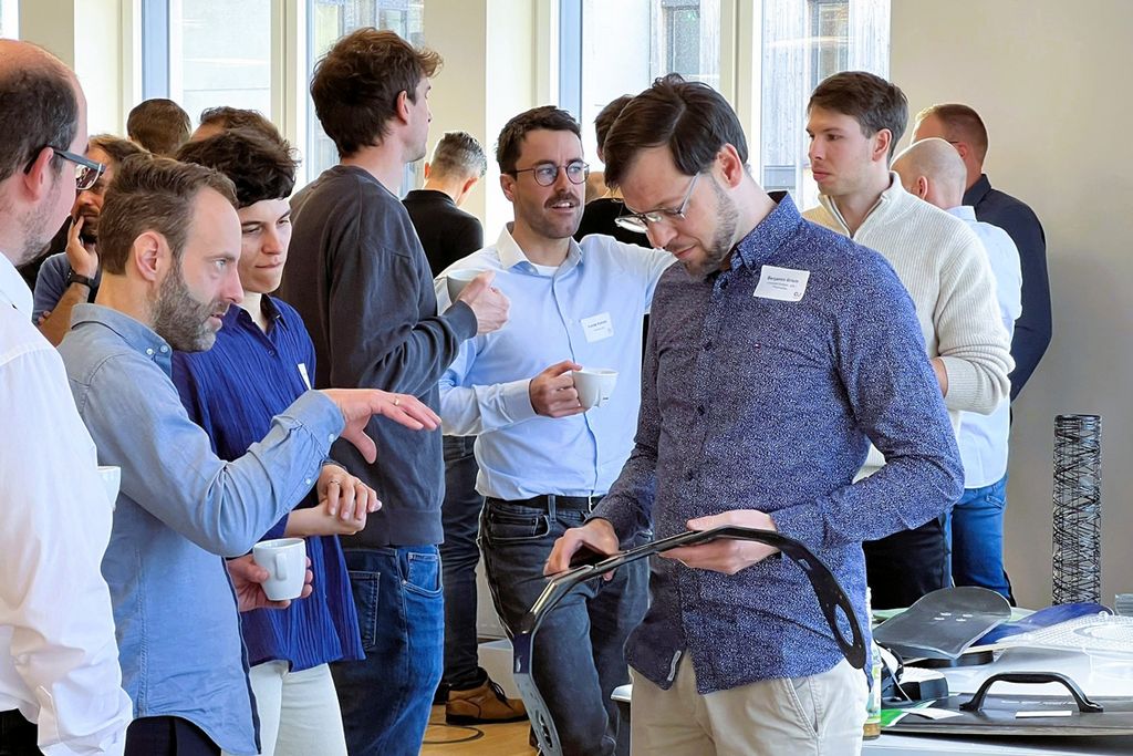 Personen begutachten Schulungsmaterial auf dem CU Innovation Day