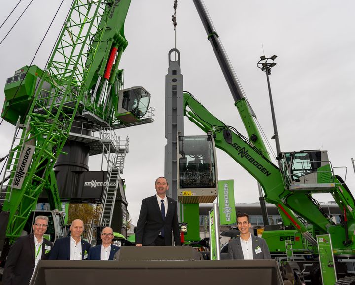 Bayerns Wirtschaftsminister Hubert Aiwanger besuchte die Straubinger Firma Sennebogen auf der bauma 2022. Von links: Marketing-Direktor Michael Ibarth, Erich Sennebogen, Walter Sennebogen, Hubert Aiwanger, Sebastian Sennebogen. Foto: Elke Neureuther/StMWi