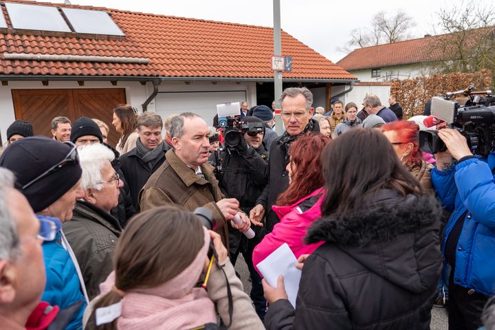 Wirtschaftsminister Hubert Aiwanger beim Gespräch mit Bürgern im Mehringer Ortsteil Öd. Foto: StMWi/E. Neureuther
