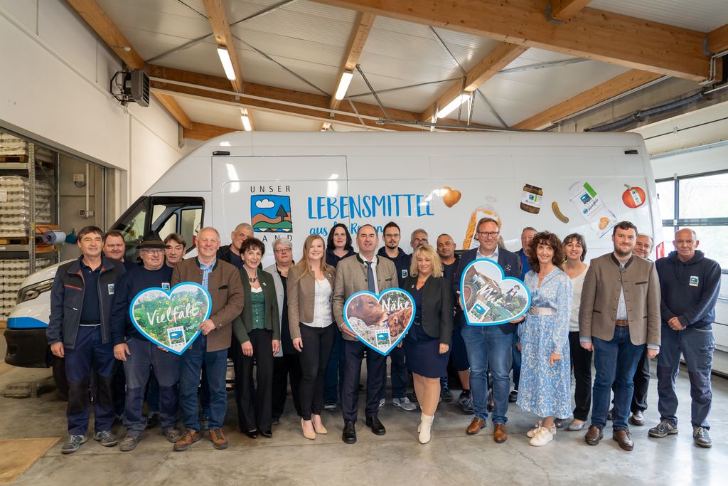 Bayerns Wirtschaftsminister Hubert Aiwanger hat das Vermarktungsnetzwerk "Unser Land" in Esting im Landkreis Fürstenfeldbruck besucht. Gemeinsam mit Vertretern der Initiative diskutierte der Minister über die Herausforderungen, vor denen das Netzwerk und die Lebensmittelerzeuger derzeit stehen. Foto: StMWi/E. Neureuther