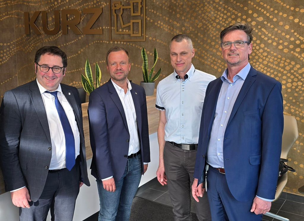 Staatssekretär Tobias Gotthardt (erster von links) hat die Leonhard Kurz Stiftung &amp; Co. KG besucht.