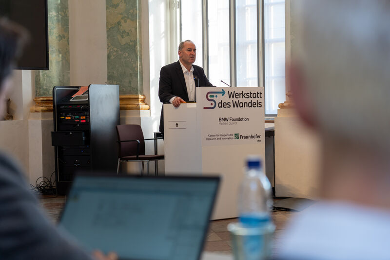 Bayerns Wirtschaftsminister Hubert Aiwanger betonte bei seinem Impulsvortrag die Bedeutung einer verlässlichen Energiepolitik für die Wettbewerbsfähigkeit der bayerischen Chemieindustrie.
Foto: StMWi