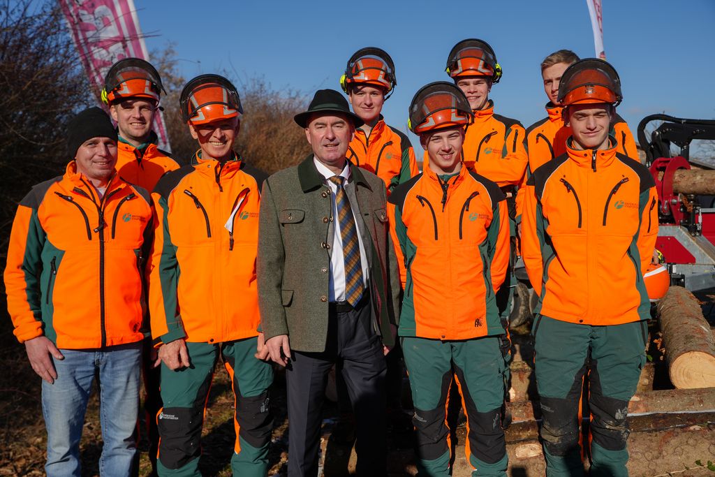 Bayerns Wirtschaftsminister Hubert Aiwanger mit den Lehrlingen der Bayerischen Staatsforsten auf den Oberbayerischen Holztagen.
Foto: StMWi/K. Huber