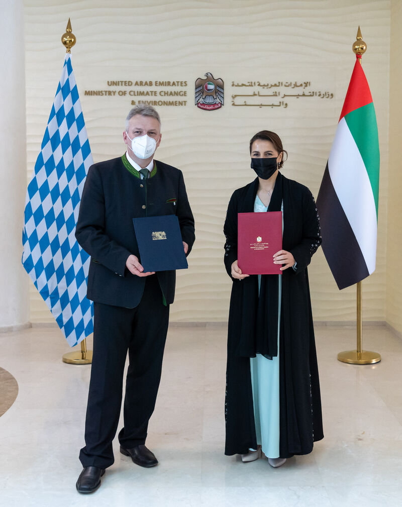 Wirtschaftsstaatssekretär Roland Weigert und die Ministerin für Klimawandel und Umwelt Mariam al-Mheiri.