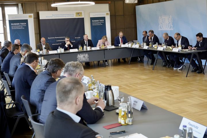 Impressionen des Runden Tisches zum Thema „Finanzierungsfragen der Sicherheits- und Verteidigungsindustrie“.