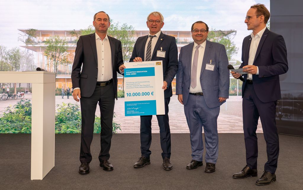 Übergabe des Förderbescheids auf dem Cleantech Innovation Summit. Foto: StMWi/E. Neureuther