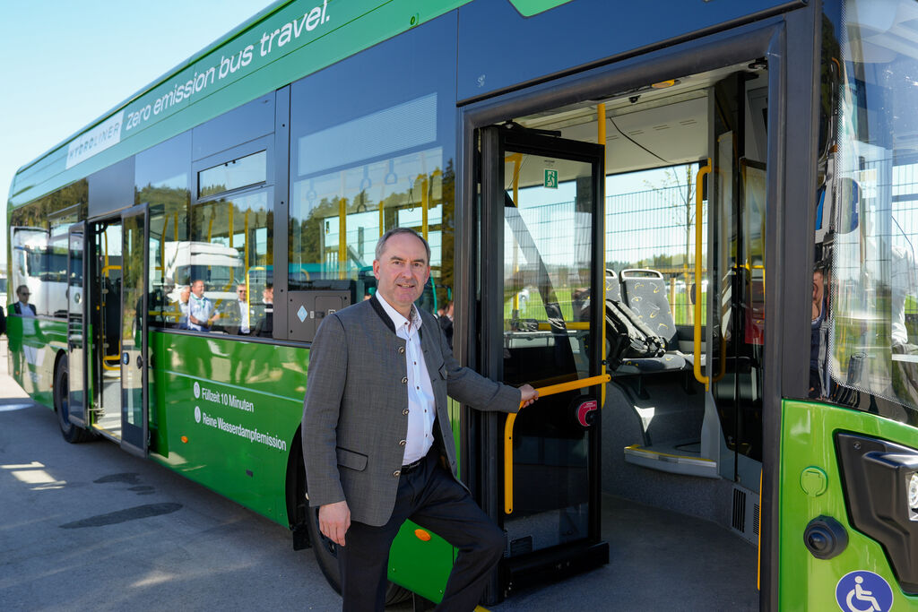Bayerns Wirtschaftsminister Hubert Aiwanger hat sich beim Wasserstoff Mobilitätstag in Pfeffenhausen verschiedene Wasserstoff-Fahrzeuge angesehen - darunter auch einen Linienbus. 
Foto: StMWi/ K. Huber