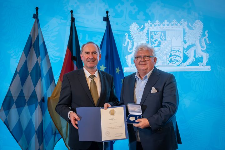 Bayerns Wirtschaftsminister Hubert Aiwanger verleiht die Staatsmedaille für besondere Verdienste um die bayerische Wirtschaft.
