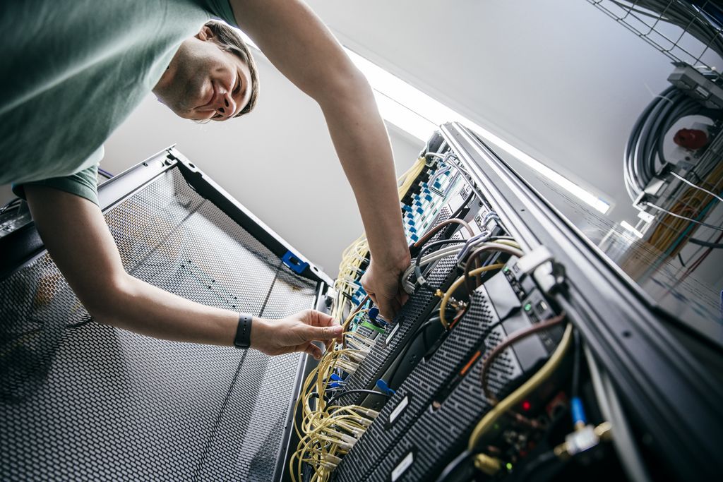 Informatiker Matthias Frei arbeitet in den Tiefen der Technik: Das 5G-Campusnetz steht für interessierte Unternehmen als Testfeld bereit.