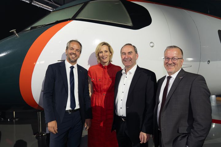 Von links: Deutsche Aircraft-CEO Nico Neumann, Marie-Christin von Hahn (CEO BDLI), Bayerns Wirtschaftsminister Hubert Aiwanger und Olaf Lawrence (COO Deutsche Aircraft) vor der neuen Do328eco. Foto: Tanja Gabler/StMWi)