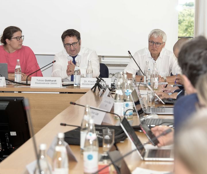 Wirtschaftsstaatssekretär Tobias Gotthardt spricht im Wirtschaftsausschuss des Bayerischen Landtags über die aktuelle Lage der bayerischen Wirtschaft. Foto: StMWi.