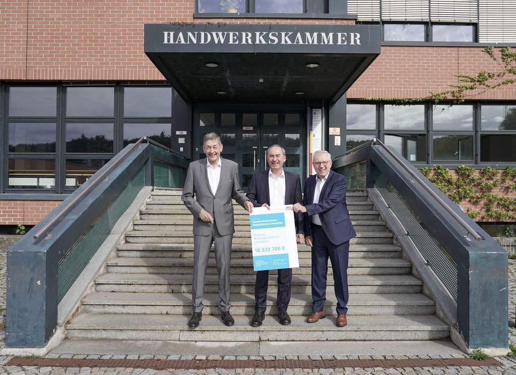 Wirtschaftsminister Hubert Aiwanger überreicht Dr. Georg Haber, Präsident HWK Niederbayern-Oberpfalz, und Jürgen Kilger, Hauptgeschäftsführer HWK Niederbayern-Oberpfalz, die Förderurkunde. Foto: StMWi.