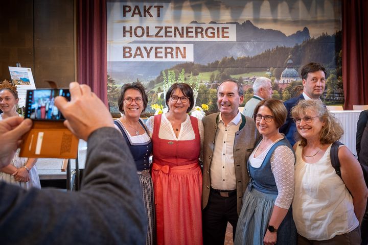 Impressionen der feierlichen Unterzeichnung des Pakts "Holzenergie Bayern". 