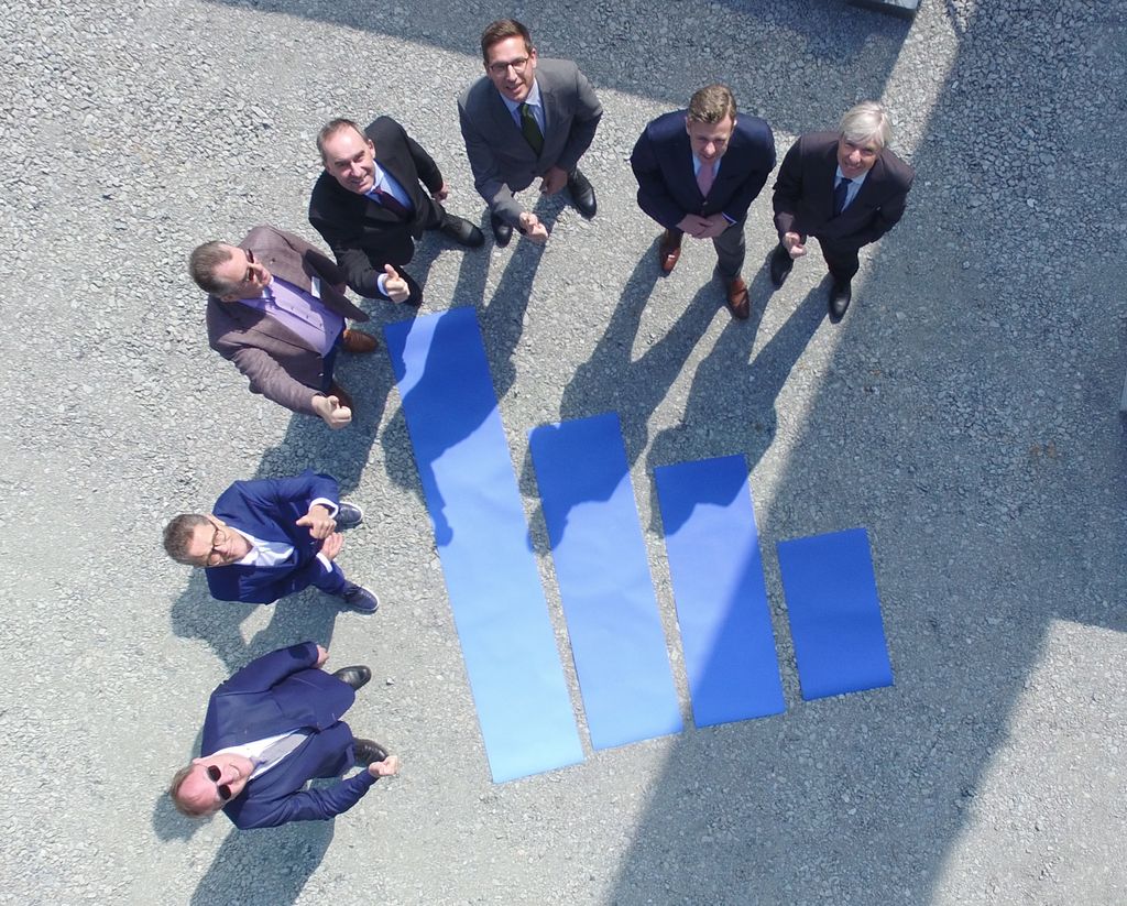 Bayerns Wirtschaftsminister Hubert Aiwanger (Mitte) am Standort des neuen Mobilfunkmastes in Rehau. Foto: Stadt Rehau/Köppel.