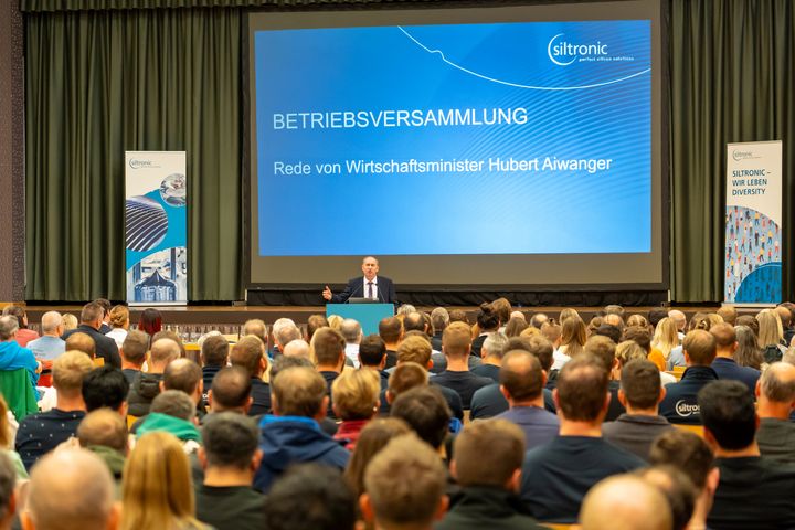 Bayerns Wirtschaftsminister Hubert Aiwanger hat heute auf der Betriebsversammlung der Siltronic AG an ihrem Standort in Burghausen bekräftigt, sich für die weiterhin erfolgreiche Zukunft starker Unternehmen am Standort Bayern einzusetzen. Foto: StMWi/E. Neureuther