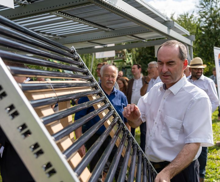 Wirtschaftsminister Hubert Aiwanger besichtigt die Demoanlage Hopfen PV in Au in der Hallertau © StMWi/E. Neureuther