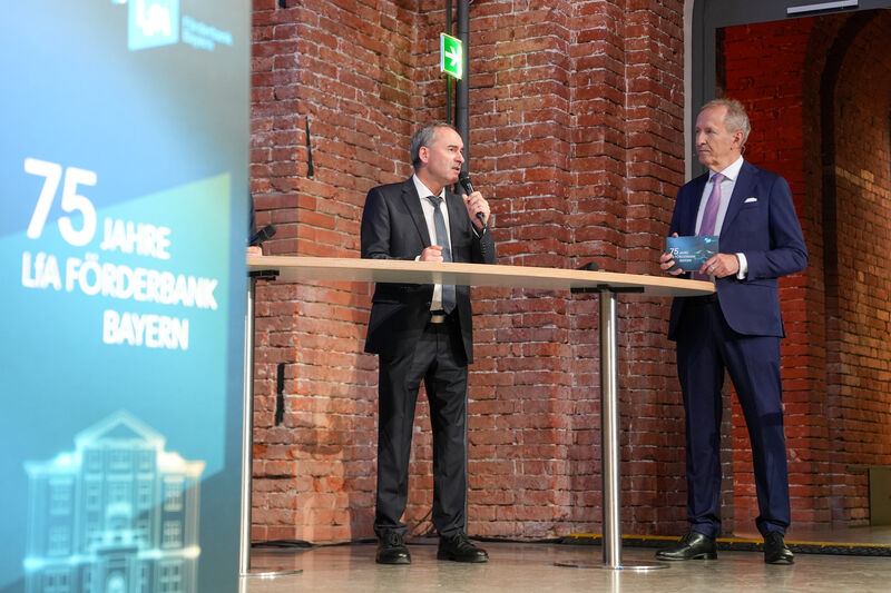 Bayerns Wirtschaftsminister Hubert Aiwanger (l.) betonte im Gespräch mit Moderator Tilmann Schöberl, wie wichtig die LfA für den Innovationsstandort Bayern ist.
Foto: StMWi/ K. Huber