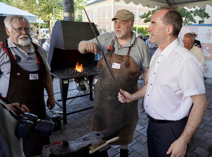 Wirtschaftsminister Hubert Aiwanger besucht die 13. Biennale der Schmiede in Kolbermoor © StMWi