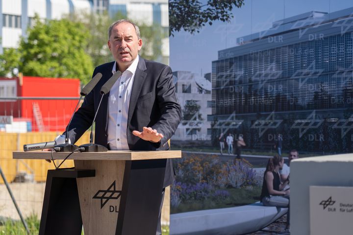 In seiner Rede anlässlich der Grundsteinlegung für das neue Galileo-Kompetenzzentrum betonte Wirtschaftsminister Hubert Aiwanger die Bedeutung der Satellitenkommunikation für die traditionellen Wirtschaftsbranchen. Foto: StMWi/Bastian Brummer