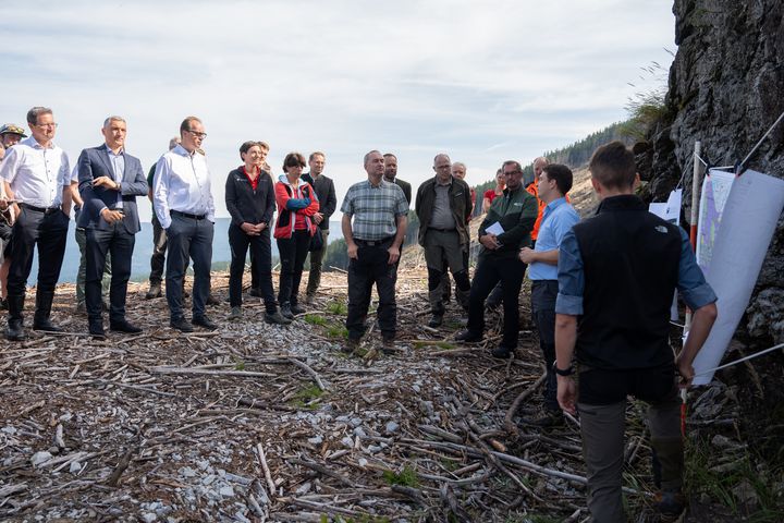 Bayerns Wirtschafts- und Energieminister Hubert Aiwanger hat sich im Bayerischen Wald ein Bild von den Fortschritten beim Borkenkäfermanagement unter anderem im Staatswald gemacht. Foto: StMWi/Bastian Brummer