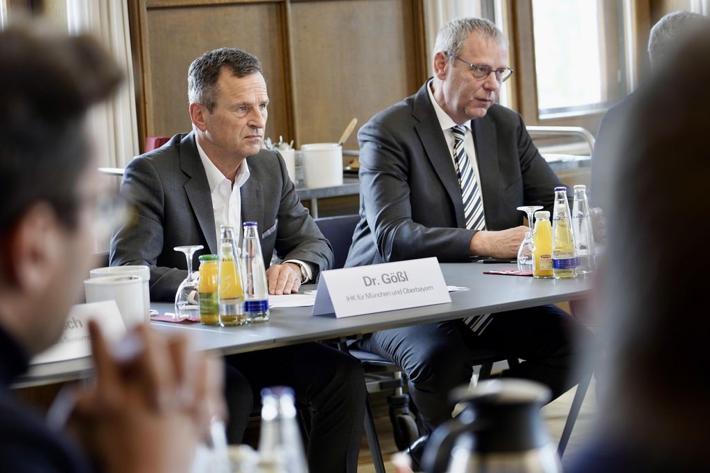 Impressionen des Runden Tisches zum Thema „Finanzierungsfragen der Sicherheits- und Verteidigungsindustrie“.