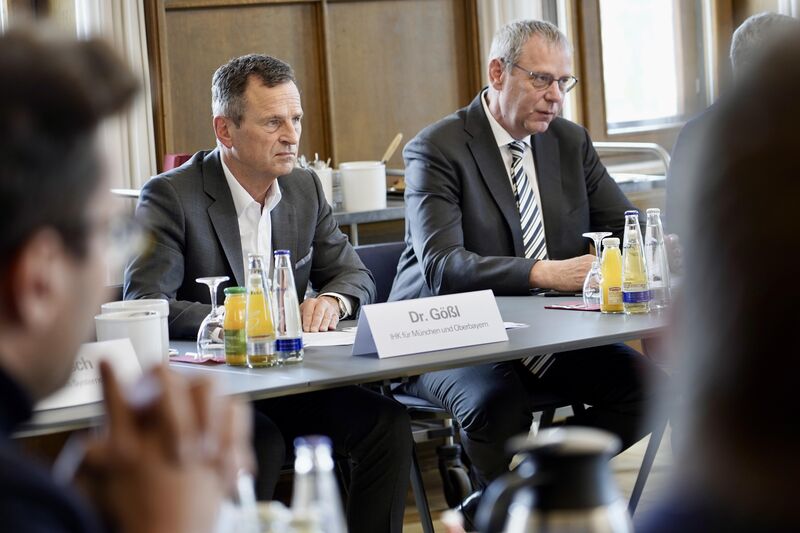Impressionen des Runden Tisches zum Thema „Finanzierungsfragen der Sicherheits- und Verteidigungsindustrie“.
