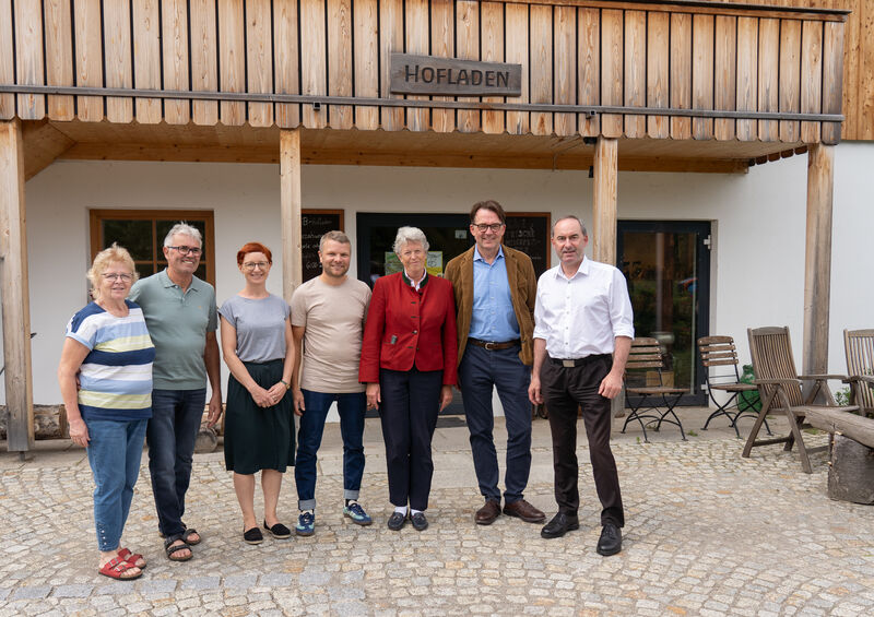 Bayerns Wirtschaftsminister Hubert Aiwanger hat die Alztaler Hofmolkerei von Franz Obereisenbuchner in Garching an der Alz besucht und sich dort über das Forschungsprojekt von Prof. Dr. med. Dr. h.c. Erika von Mutius, Leiterin des Instituts für Asthma- und Allergieforschung am Helmholtz Zentrum München (HMGU), zu informieren. Das Bild zeigt (von rechts nach links): Wirtschaftsminister Hubert Aiwanger, Prof. Dr. Mathias Tschöp, Prof. Dr. Erika von Mutius, Franz Obereisenbuchner mit Ehefrau Magdalena Stalleicher sowie den Eltern Franz und Apollonia Obereisenbuchner. Foto: StMWi/Bastian Brummer