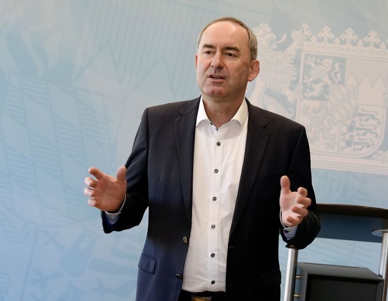 Wirtschaftsminister Hubert Aiwanger freut sich über die elf neuen Elektrolyseur-Projekte. Foto: StWMi.