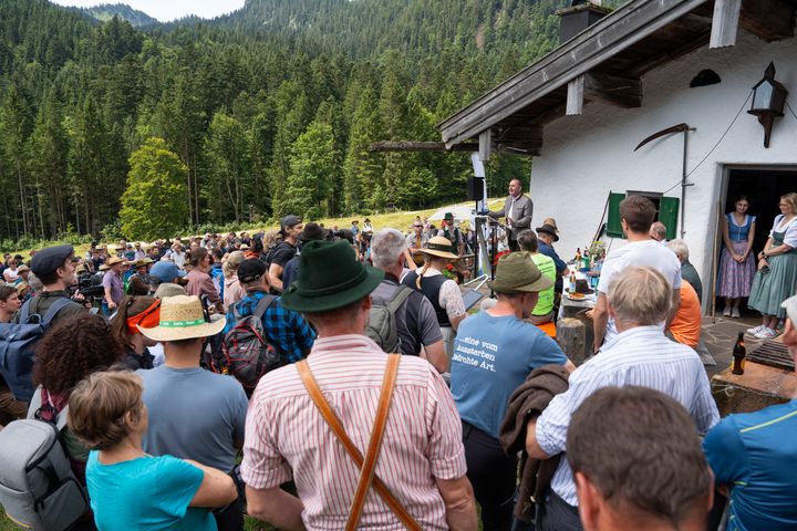 Bei der Hauptalmbegehung in Ruhpolding hat Bayerns Wirtschaftsminister Hubert Aiwanger ein rasches Handeln beim Wolfsmanagement gefordert. Foto: StMWi/Bastian Brummer
