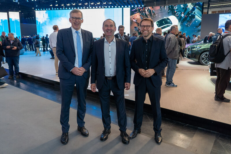 Bayerns Wirtschaftsminister Hubert Aiwanger mit Jürgen Mindel, VDA-Geschäftsführer Verbandsmanagement & Kommunikation (1.v.l.) und Stefan Rummel, Co-Geschäftsführer der Messe München.
Foto: StMWi