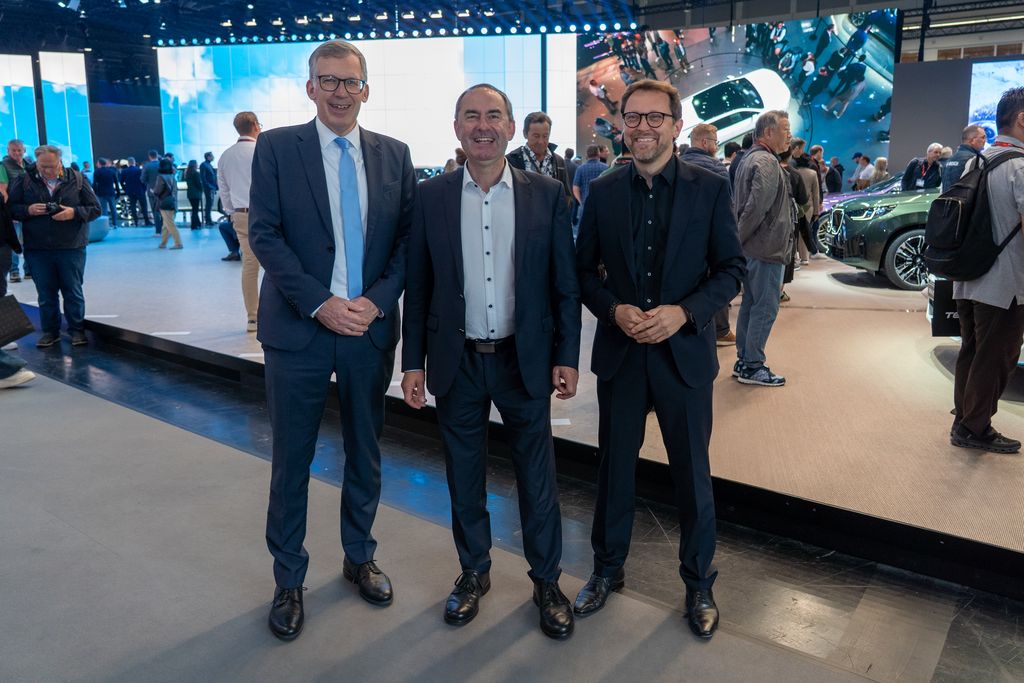 Bayerns Wirtschaftsminister Hubert Aiwanger mit Jürgen Mindel, VDA-Geschäftsführer Verbandsmanagement &amp; Kommunikation (1.v.l.) und Stefan Rummel, Co-Geschäftsführer der Messe München. 
Foto: StMWi