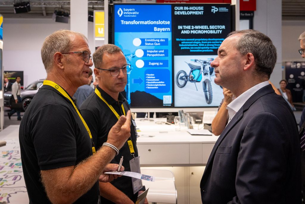 Impressionen des IAA Rundgangs mit Bayerns Wirtschaftsminister Hubert Aiwanger.