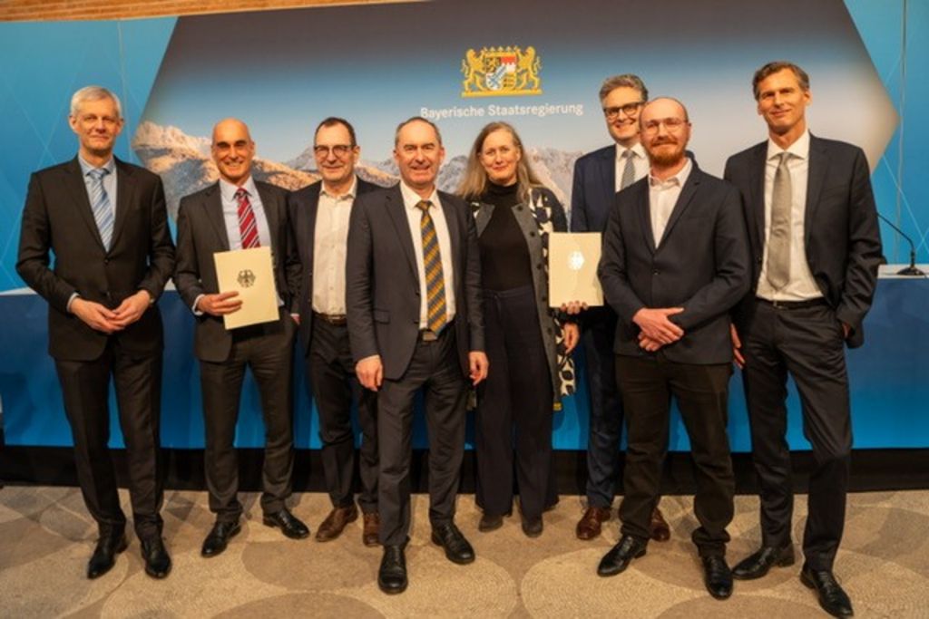 Bayerns Wirtschaftsminister Hubert Aiwanger gratuliert Vertretern der Unternehmen HyTACC GmbH und CryoTest GmbH zu den Förderbescheiden des Bundes. Foto: Aneta Ufert/StMWi