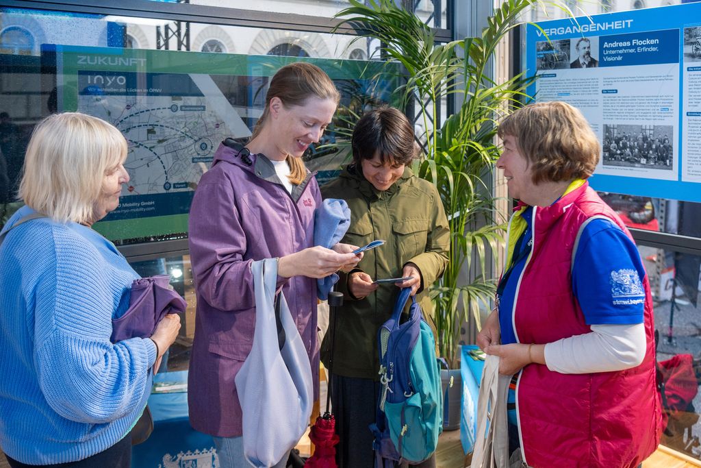 Impressionen des Besuchs von Bayerns Wirtschaftsstaatssekretär Tobias Gotthardt am OpenSpace-Stand des Bayerischen Wirtschaftsministeriums.