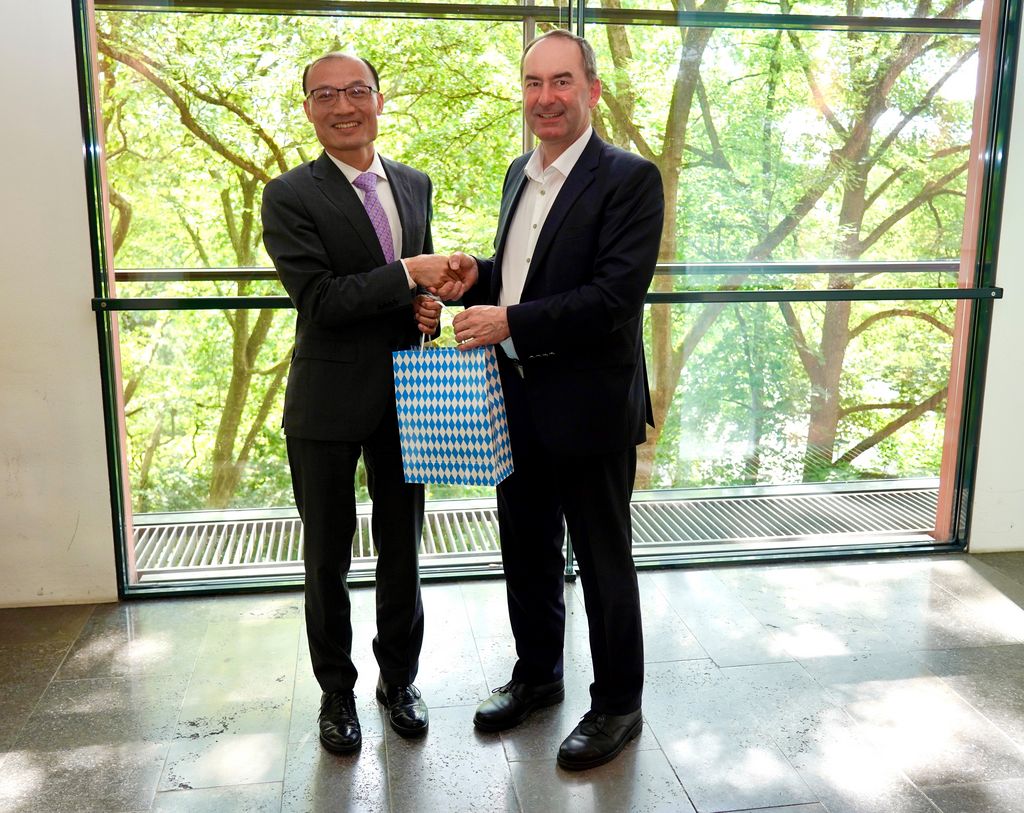 Wirtschaftsminister Hubert Aiwanger verabschiedet den chinesischen Generalkonsul Tong Defa. Foto: StMWi