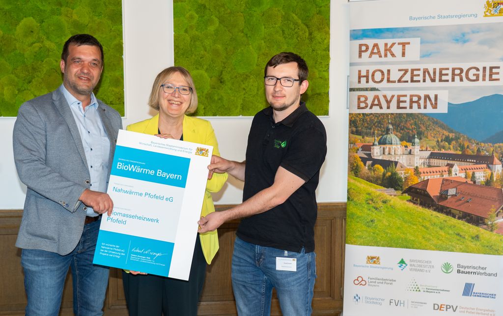Amtschefin Dr. Sabine Jarothe überreicht eine Förderurkunde an Vertreter des Biomasseheizwerks Pfofeld. Foto: StMWi/Bastian Brummer