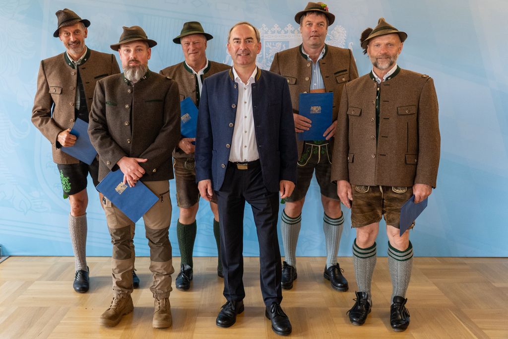 Bayerns Jagdminister Hubert Aiwanger gemeinsam mit den neuen Revieroberjägern
Foto: StMWi