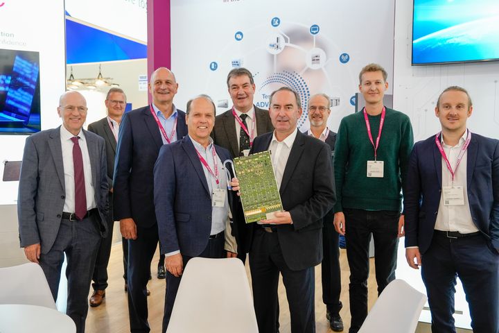 Bei seinem Messerundgang auf der SEMICON Europa und der productronica besuchte Bayerns Wirtschaftsminister Hubert Aiwanger mehrere bayerische Unternehmen.
Foto: StMWi/K. Huber