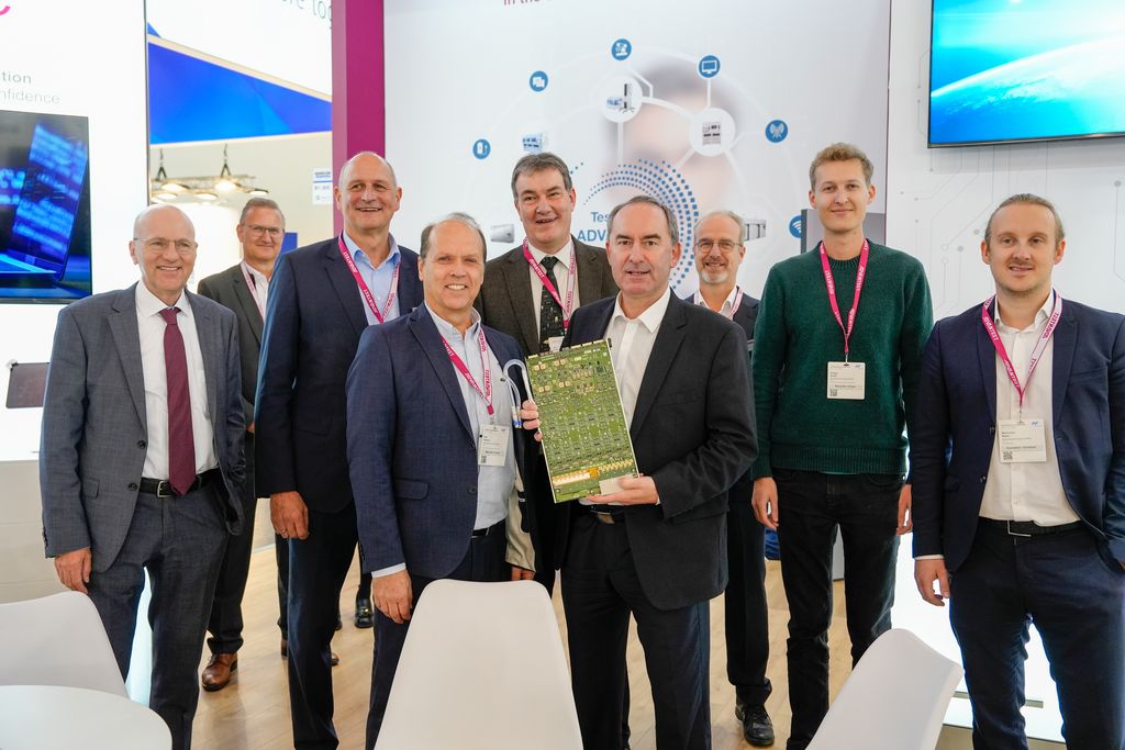 Bei seinem Messerundgang auf der SEMICON Europa und der productronica besuchte Bayerns Wirtschaftsminister Hubert Aiwanger mehrere bayerische Unternehmen.
Foto: StMWi/K. Huber