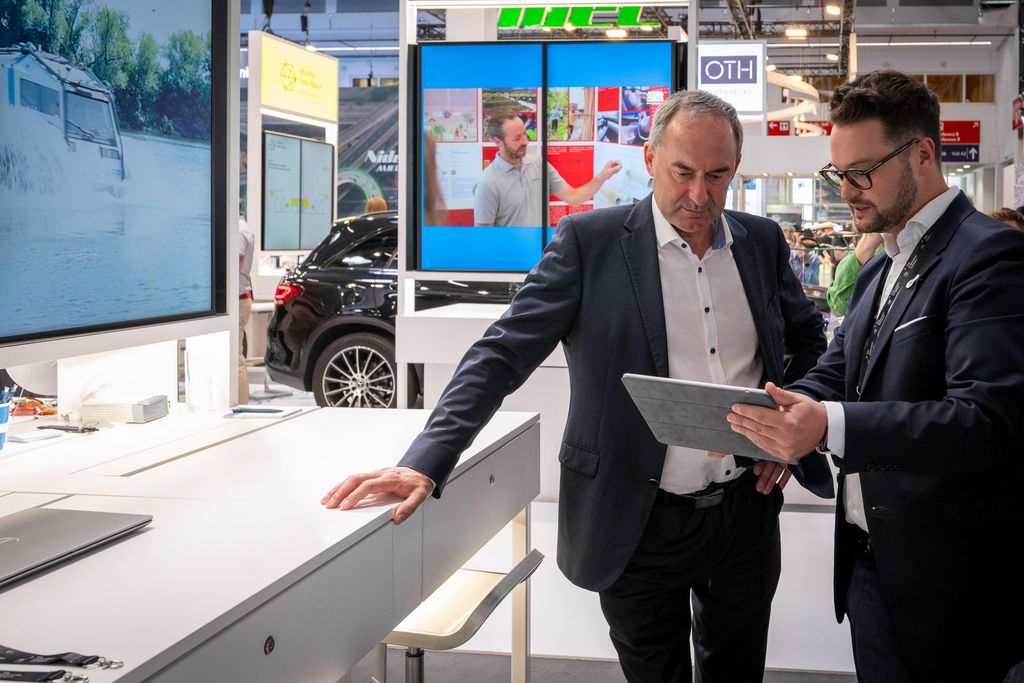 Impressionen des IAA Rundgangs mit Bayerns Wirtschaftsminister Hubert Aiwanger.