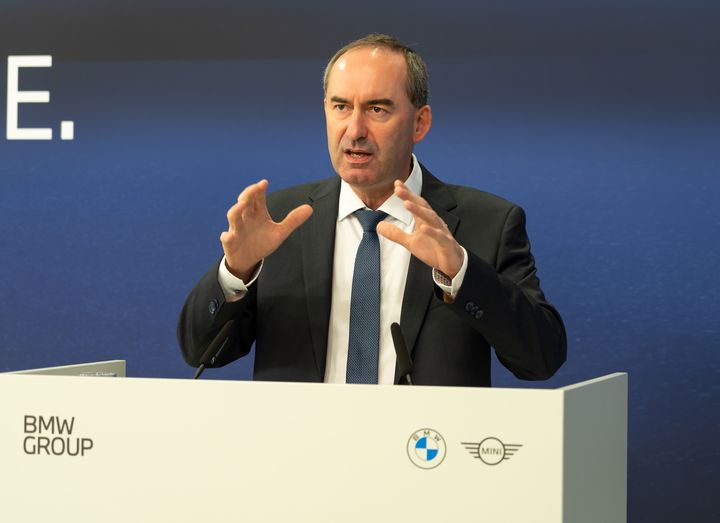 Wirtschaftsminister Hubert Aiwanger bei dem Produktionsstart des BMW iX5 Hydrogen im BMW Werk Garching 