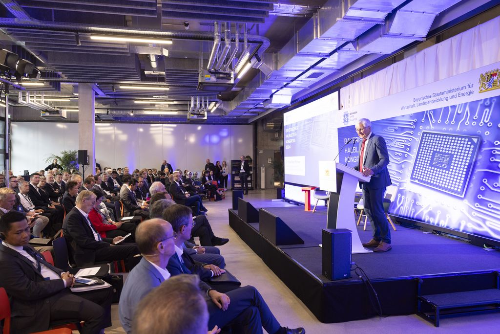 Eröffnung des Bayerischen Halbleiterkongresses mit Klaus-Peter Potthast vom Bayerischen Wirtschaftsministerium (Foto: StMWi/Q.Leppert)