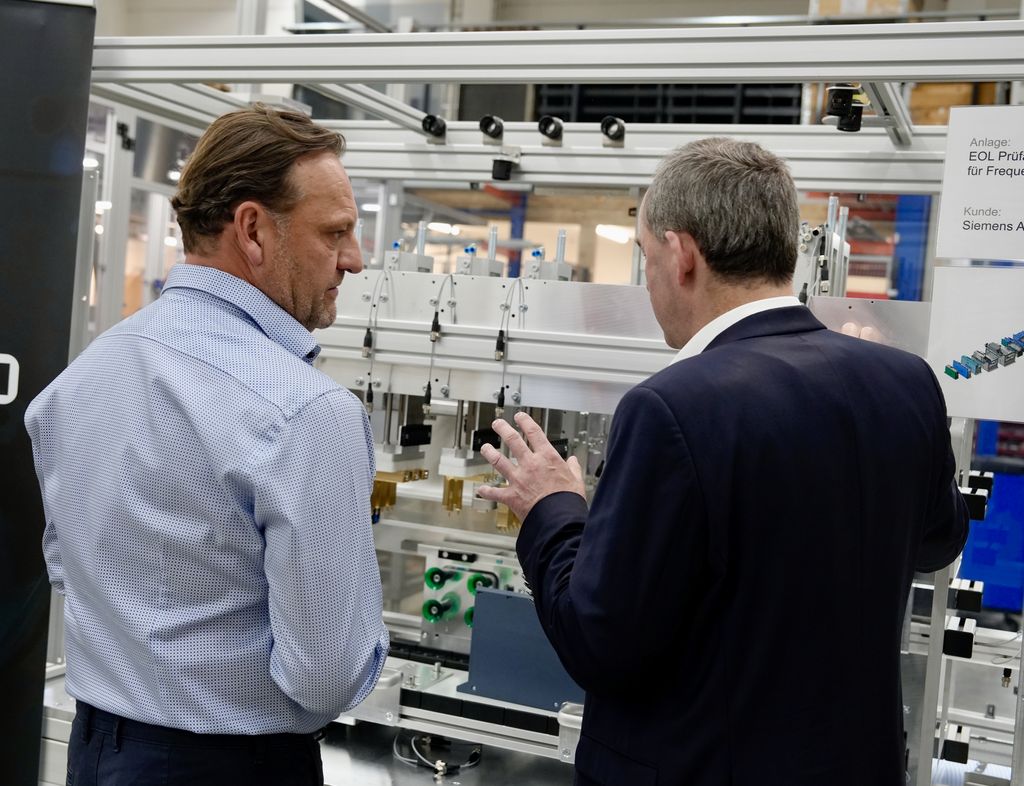 Geschäftsführer Thomas Aunkofer zeigt Wirtschaftsminister Hubert Aiwanger die einzelnen Produktionsmaschinen. Foto: StMWi.