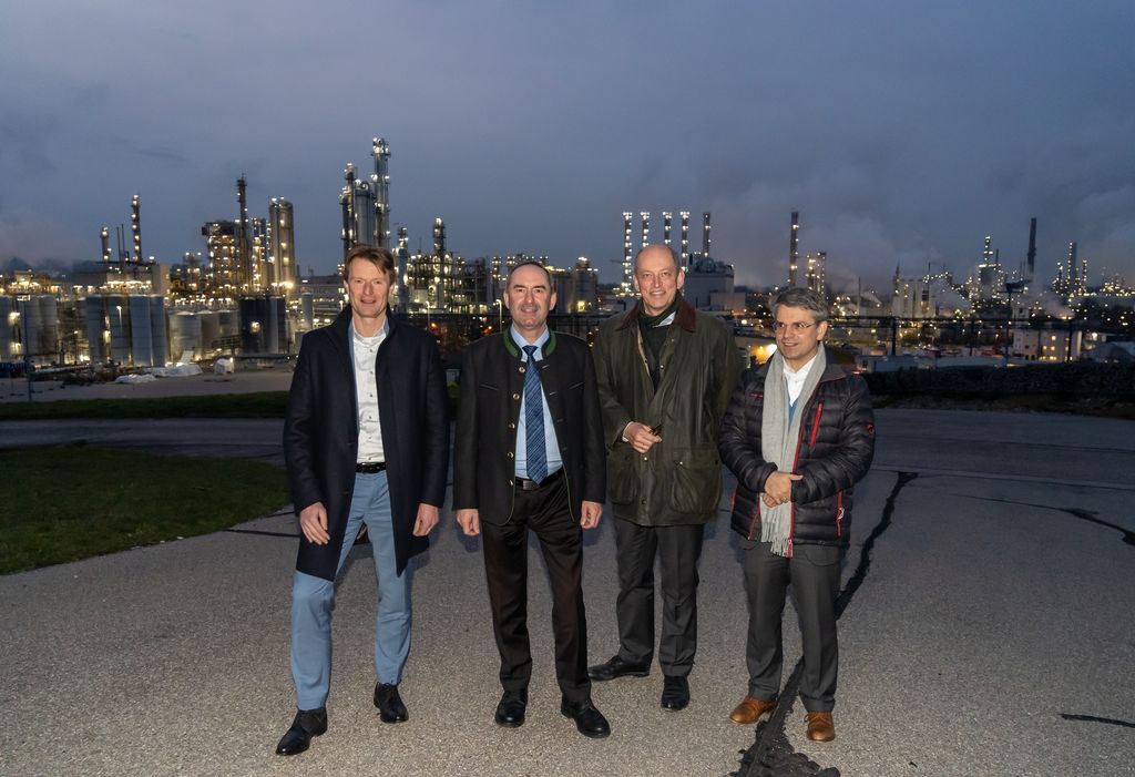 Bayerns Wirtschaftsminister Hubert Aiwanger mit dem Werksleiter von Wacker, Dr. Peter von Zumbusch (zweiter von rechts) und weiteren leitenden Mitarbeitern auf dem Werksgelände in Burghausen. Foto: Elke Neureuther/StMWi