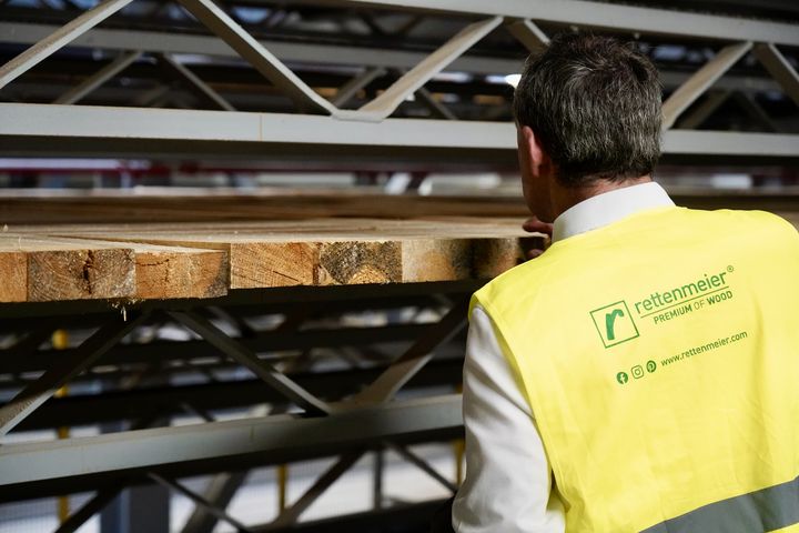 Aiwanger bei der Führung durch das Holzwerk. Foto: StWMI/F. Meinl