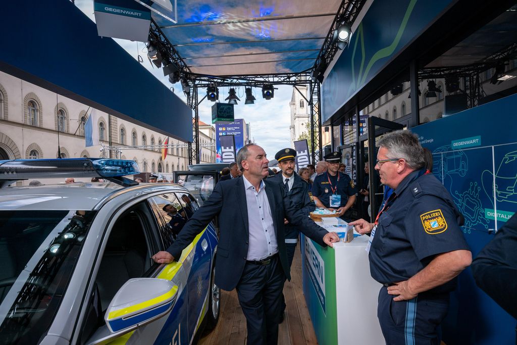 Bayerns Wirtschaftsminister Hubert Aiwanger besucht den IAA Open Space in München.